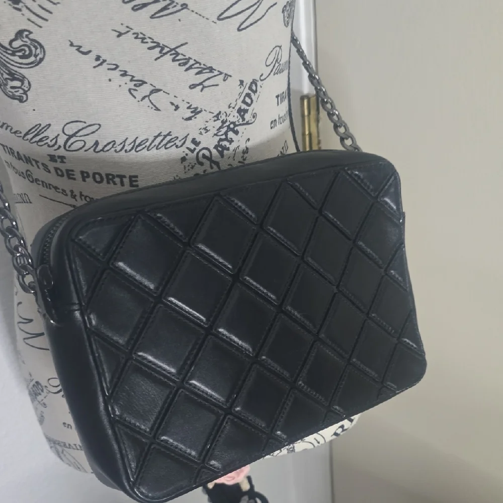 Michael Kors Black Diamond Quilted Crossbody Bag W/ Gunmetal Hardware (EUC)🩶🖤 - Picture 6 of 13